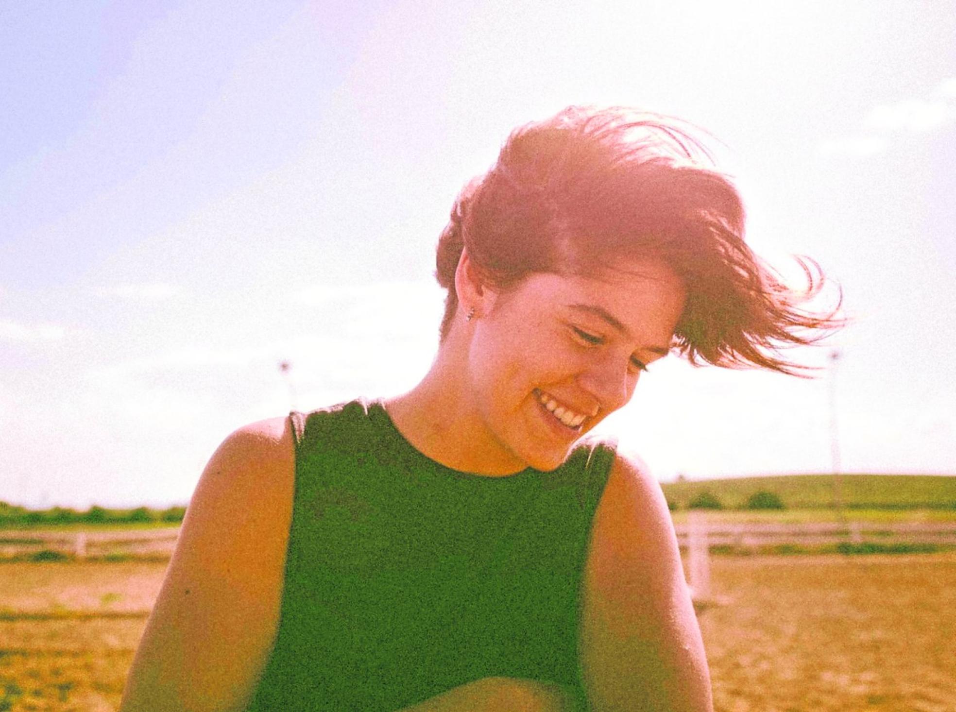 La joven escritora en una fotografía tomada mientras monta a caballo. 