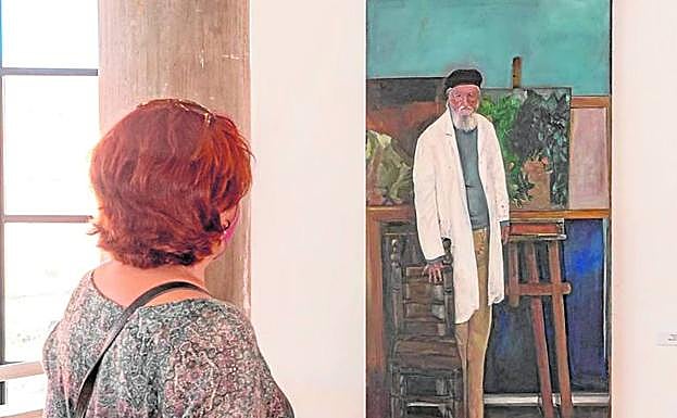 Una mujer observa un cuadro de Rosa Conesa en el Ramón Alonso Luzzy.