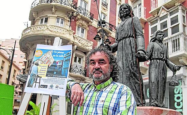 Javier Lorente, en la plaza San Sebastián de Cartagena, donde pintará este fin de semana. 
