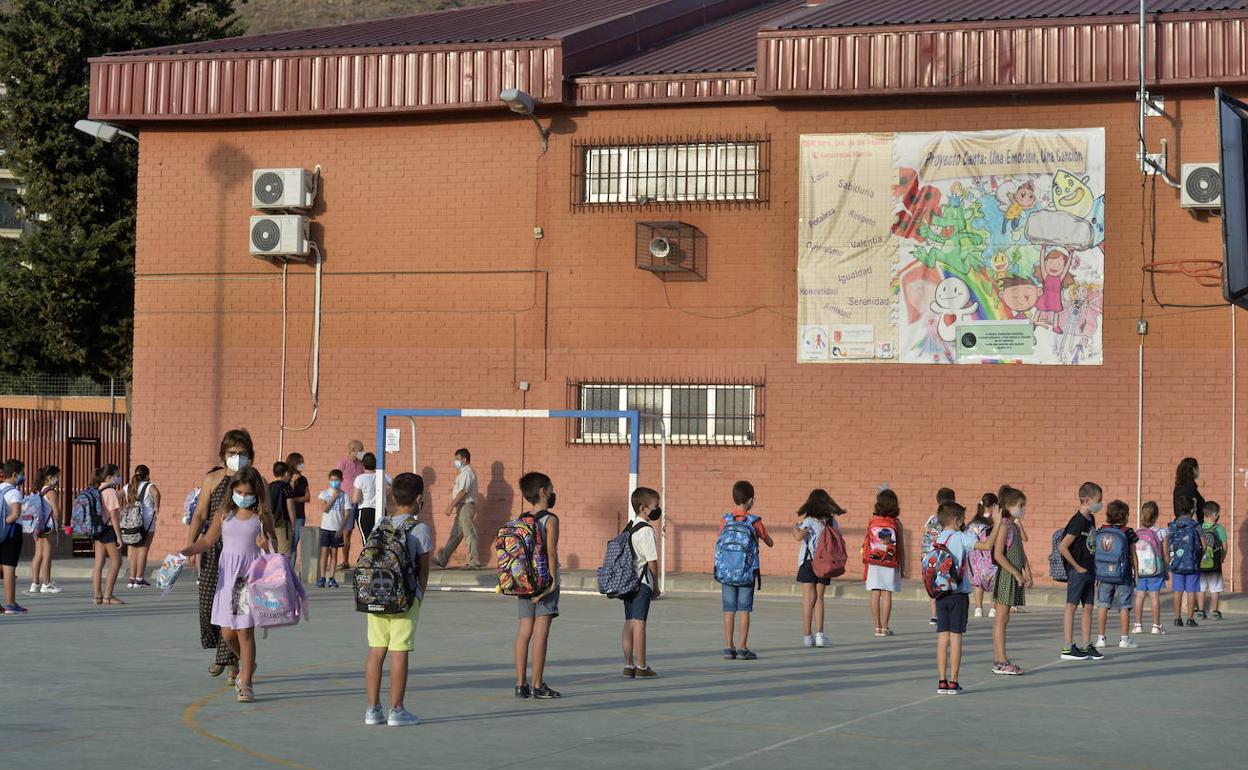 Alumnos de un colegio de Murcia esperan en fila para entrar a clase, en una imagen de archivo.