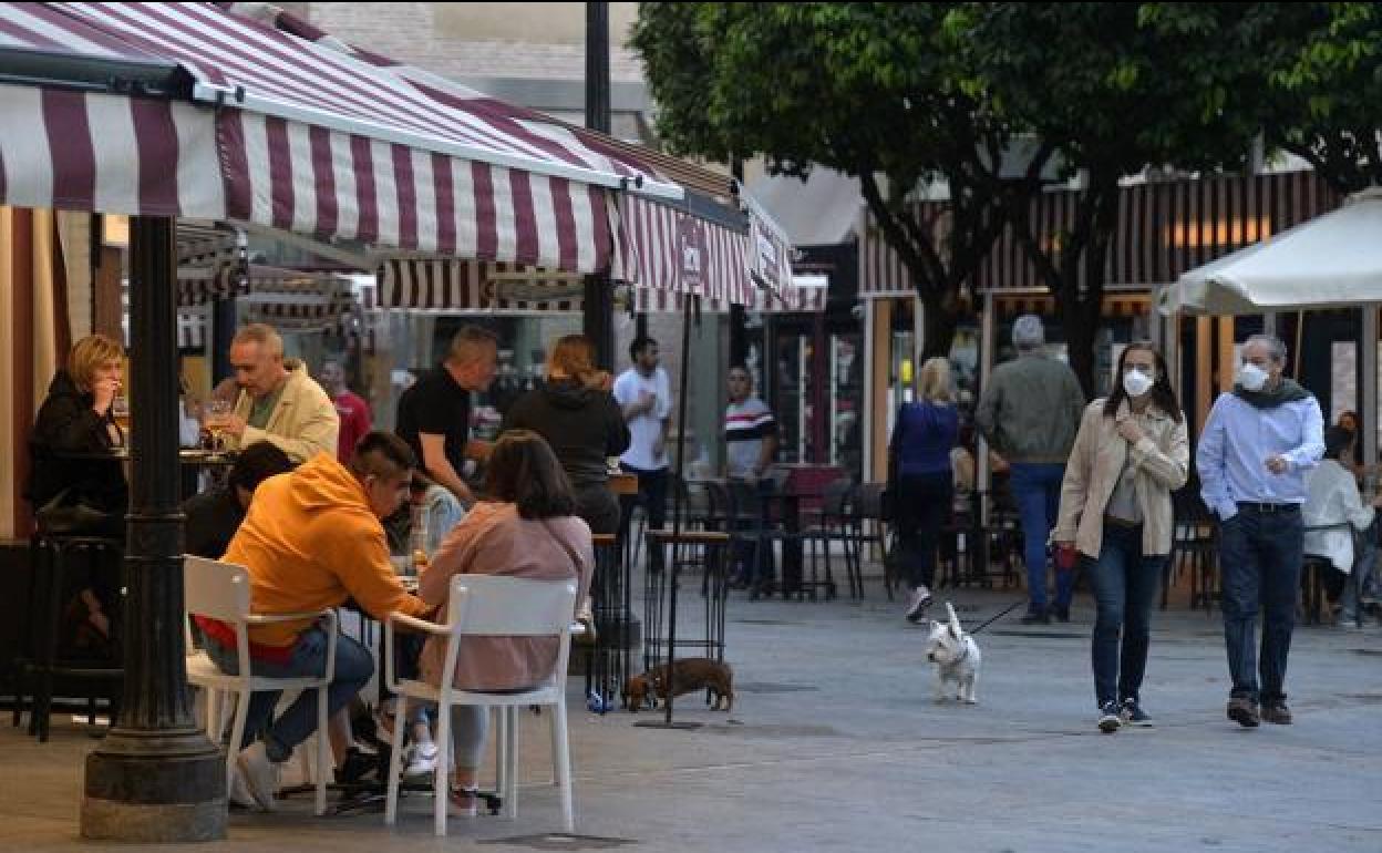 Clientes en las terrazas de la plaza de las Flores de Murcia en una foto de archivo. 