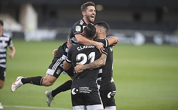 Nacho Gil abraza a Clavería y Álex Martín tras el segundo tanto del Cartagena.