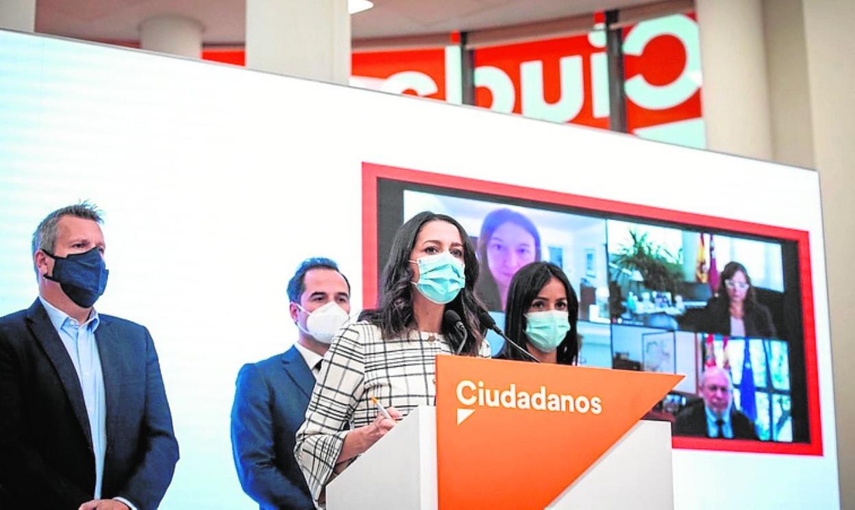 Isabel Franco, a la derecha de la pantalla, mientras habla Arrimadas. 