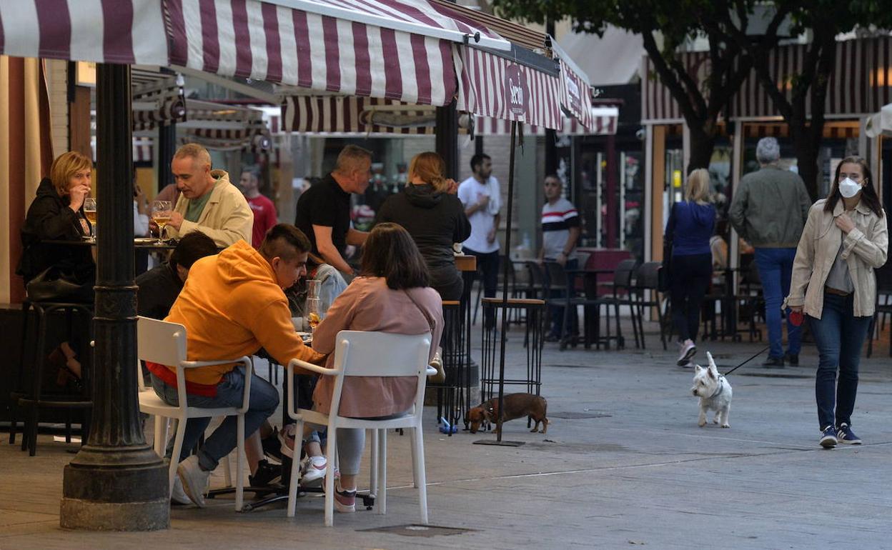 Varias personas cenan en un céntrico bar de Murcia, en una imagen de archivo.