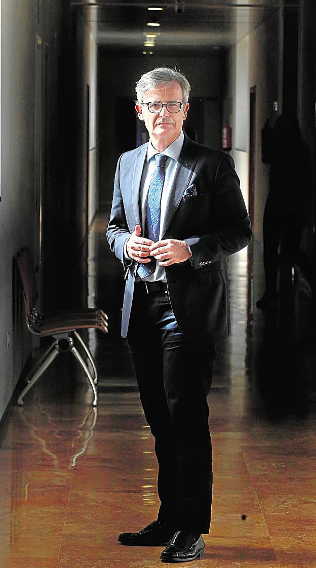 Juan Martínez Moya, en uno de los pasillos de la Ciudad de la Justicia de Murcia. 