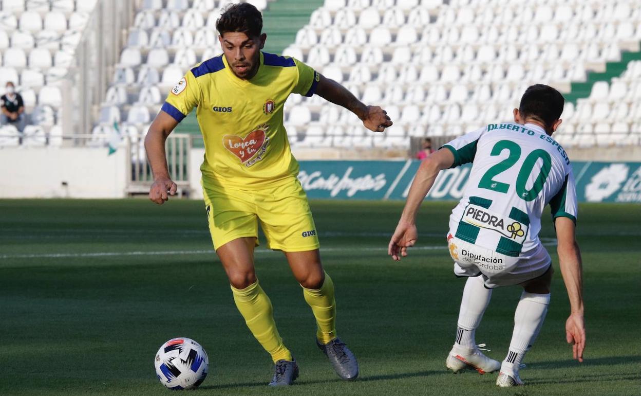 Marcos Legaz disputa un balón con un jugador del Córdoba durante el primer partido de la temporada.