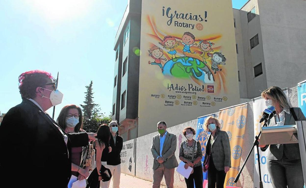 Representantes municipales y de los clubes rotarios, ayer, durante la presentación del mural.