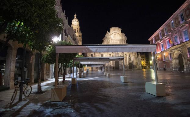 La plaza Cardenal Belluga, a las 23.15 horas, al inicio del toque de queda. 