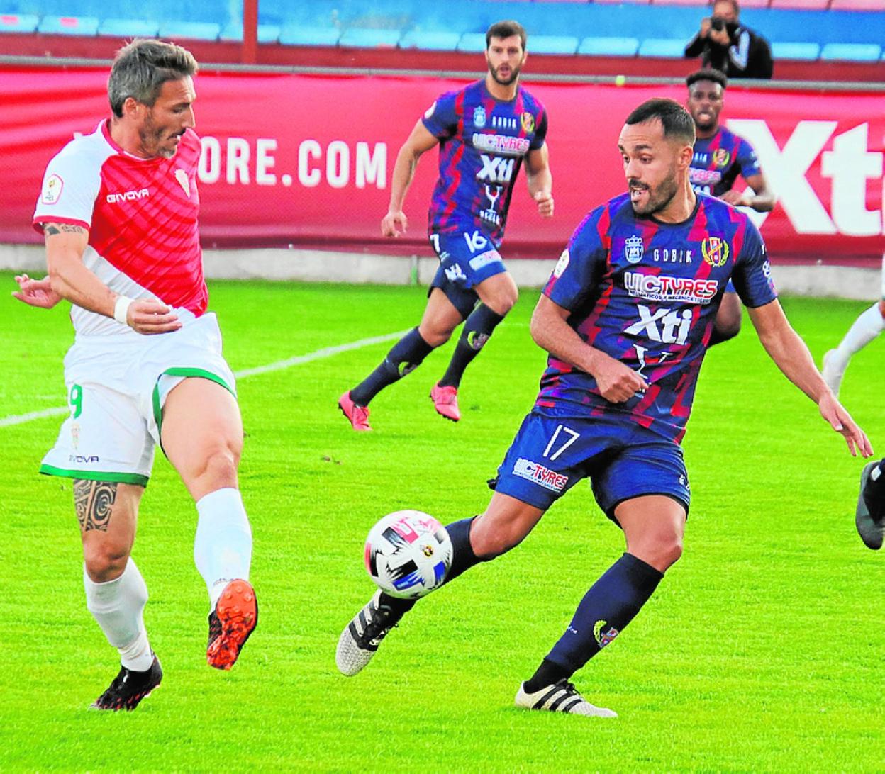 Piovaccari, del Córdoba, y Ayoze pelean por un balón. 