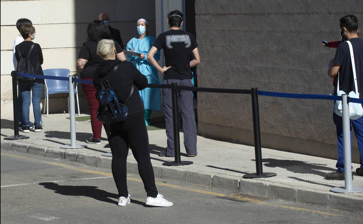 Colas en el hospital Morales Meseguer de Murcia para realizar la prueba del coronavirus.