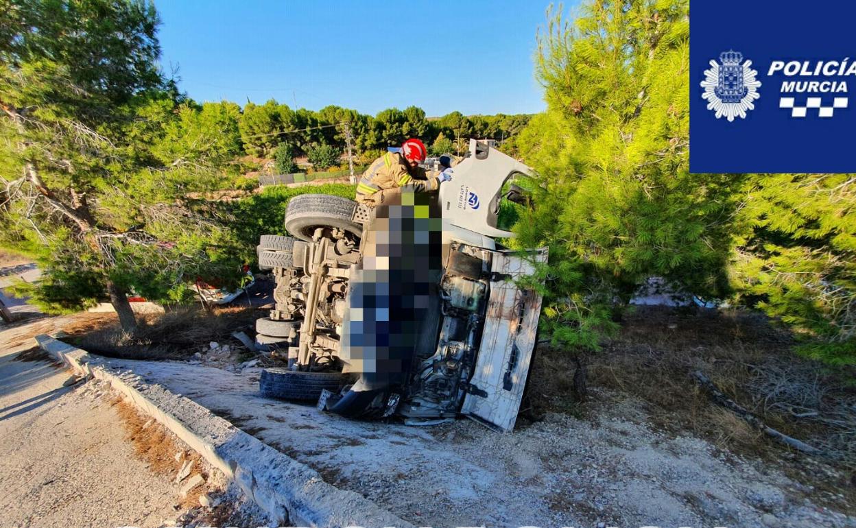 Rescate del conductor del camión accidentado en El Esparragal. 