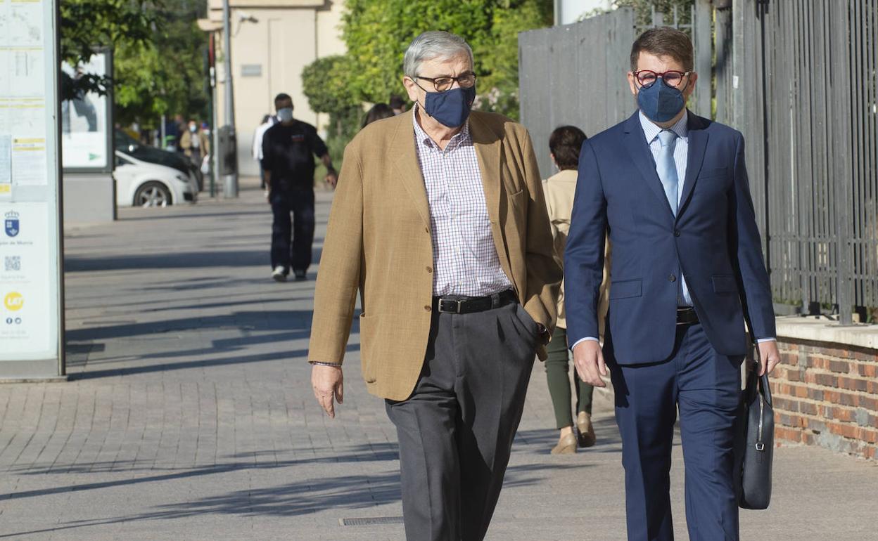 Llegada de Manuel Hurtado (izq.), acompañado por su abogado, al Palacio de Justicia, este viernes.