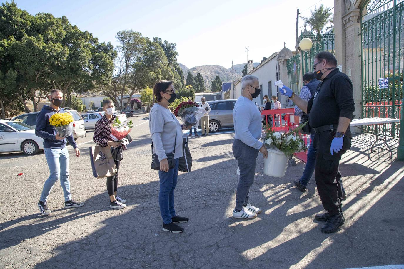 Fotos: El miedo a los contagios escalona las visitas a los cementerios de Cartagena
