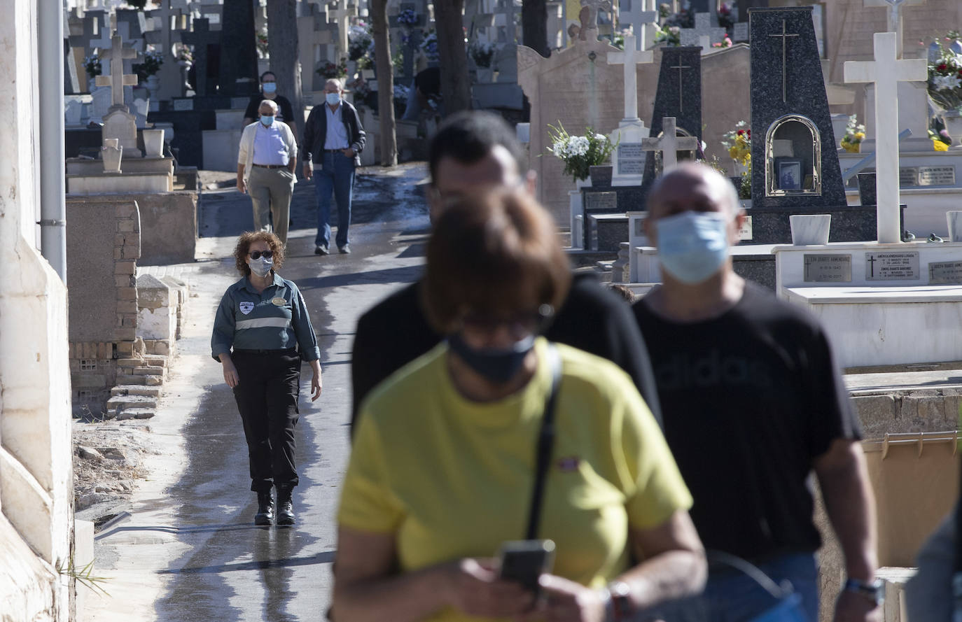 Fotos: El miedo a los contagios escalona las visitas a los cementerios de Cartagena
