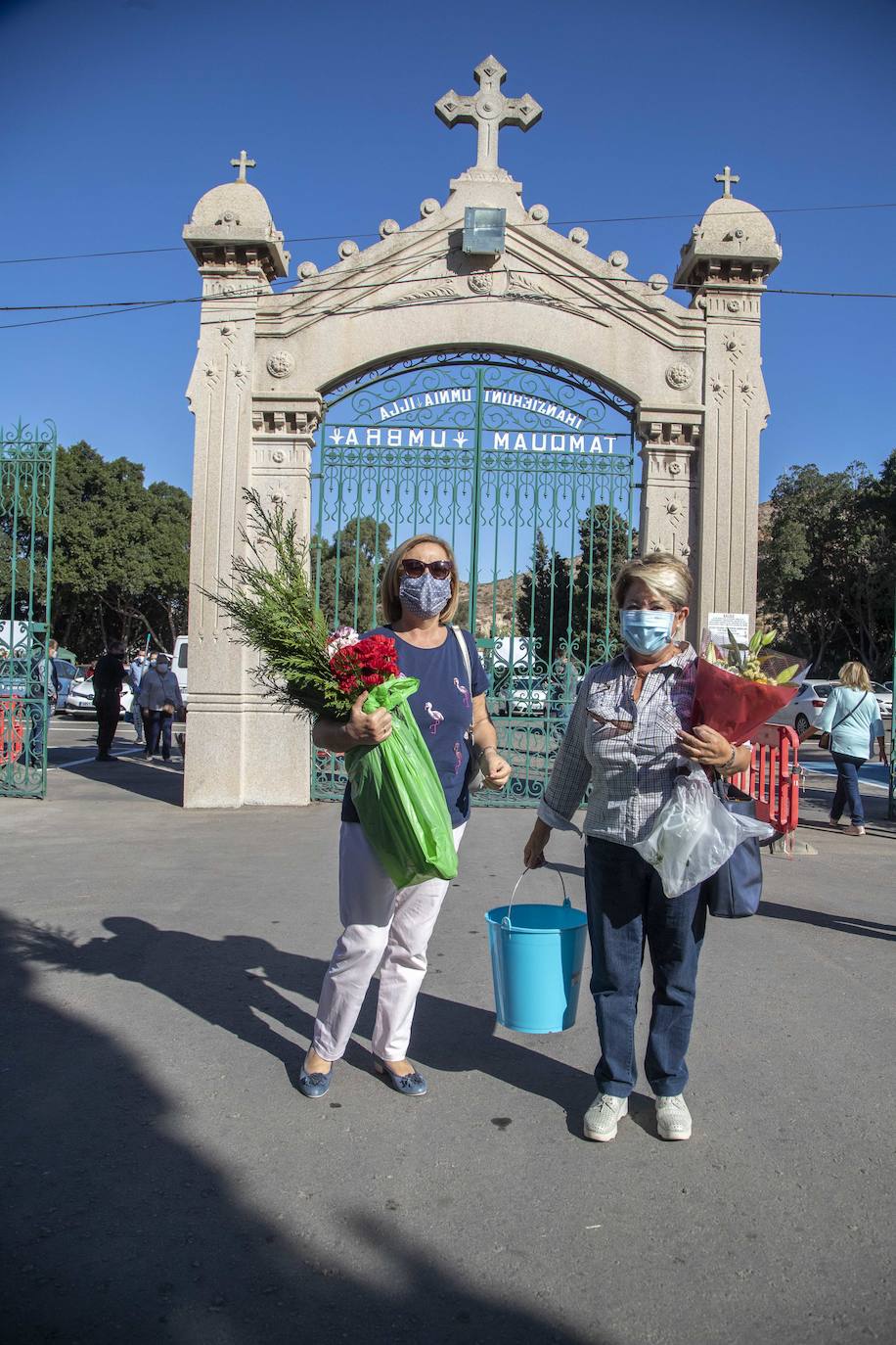 Fotos: El miedo a los contagios escalona las visitas a los cementerios de Cartagena