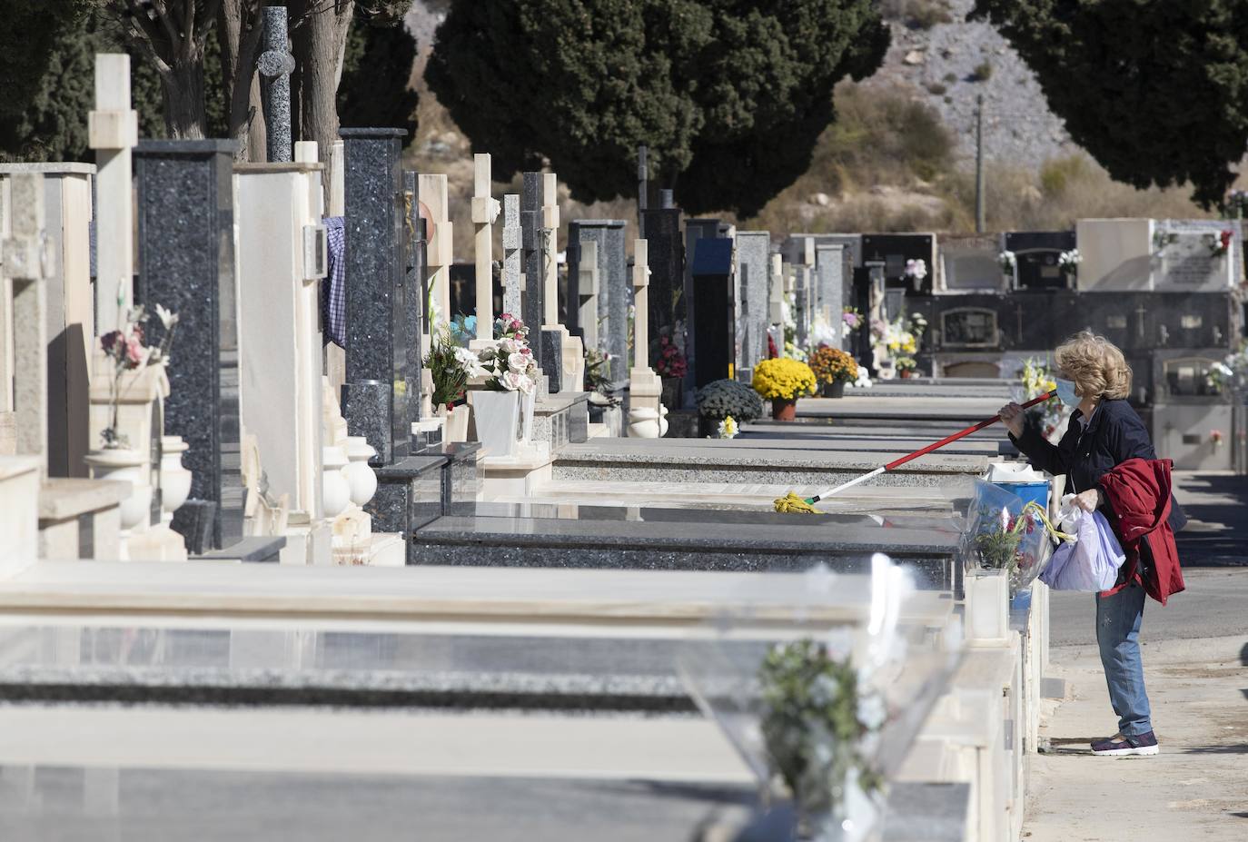 Fotos: El miedo a los contagios escalona las visitas a los cementerios de Cartagena