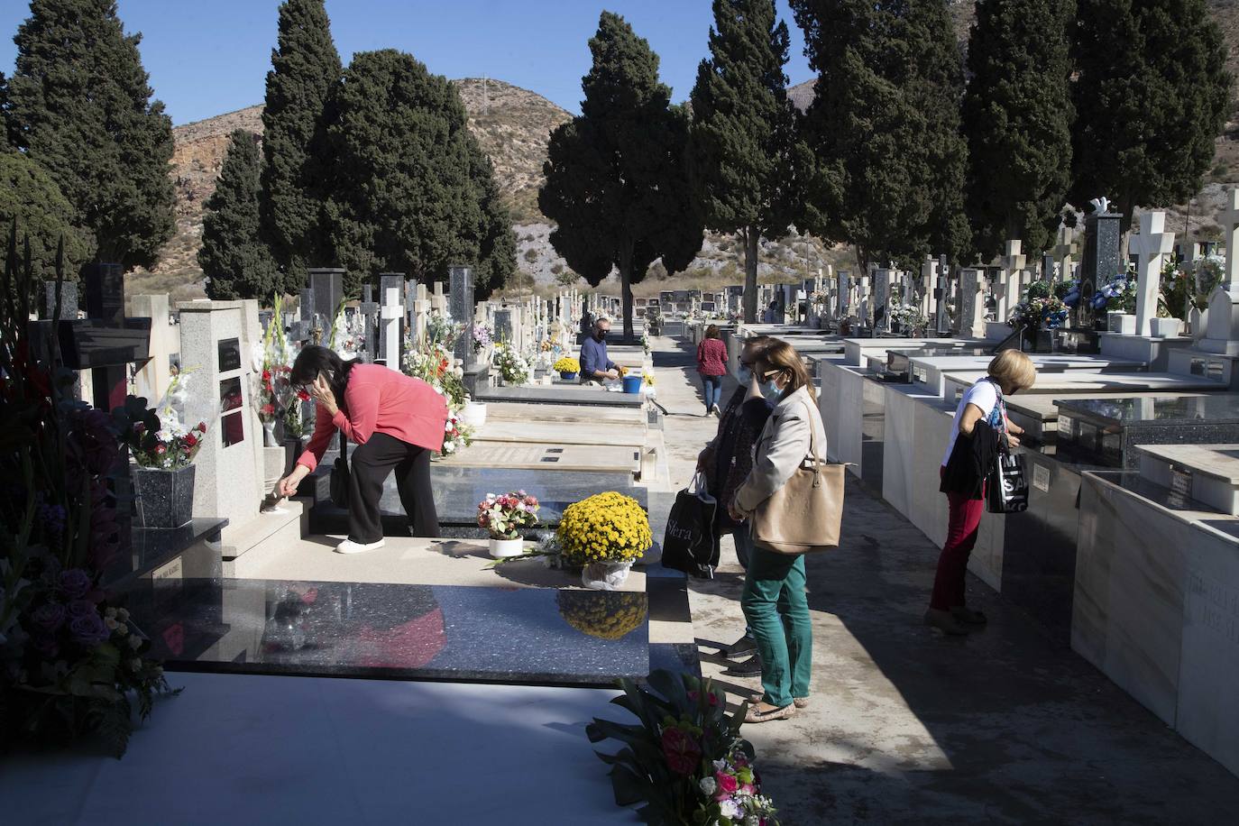 Fotos: El miedo a los contagios escalona las visitas a los cementerios de Cartagena