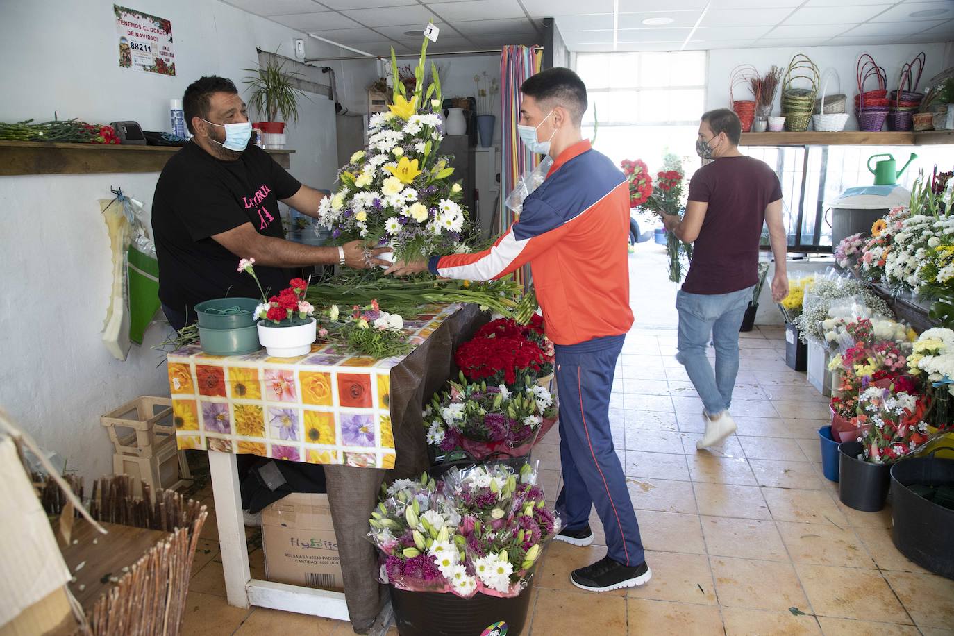 Fotos: El miedo a los contagios escalona las visitas a los cementerios de Cartagena