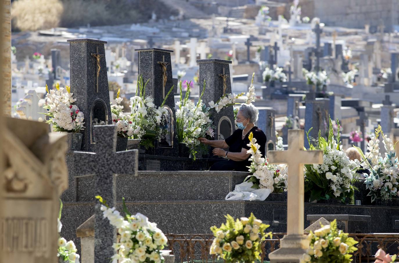 Fotos: El miedo a los contagios escalona las visitas a los cementerios de Cartagena