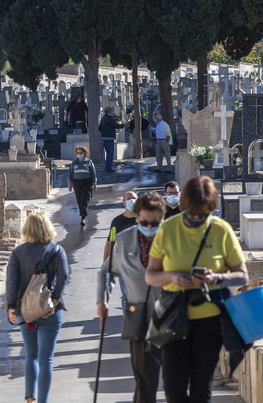Fotos: El miedo a los contagios escalona las visitas a los cementerios de Cartagena
