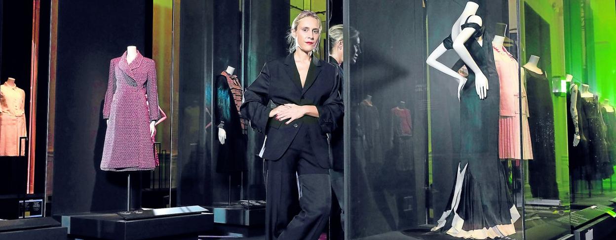 uLa muestraMiren Arzalluz, con algunas piezas de la exposición. 