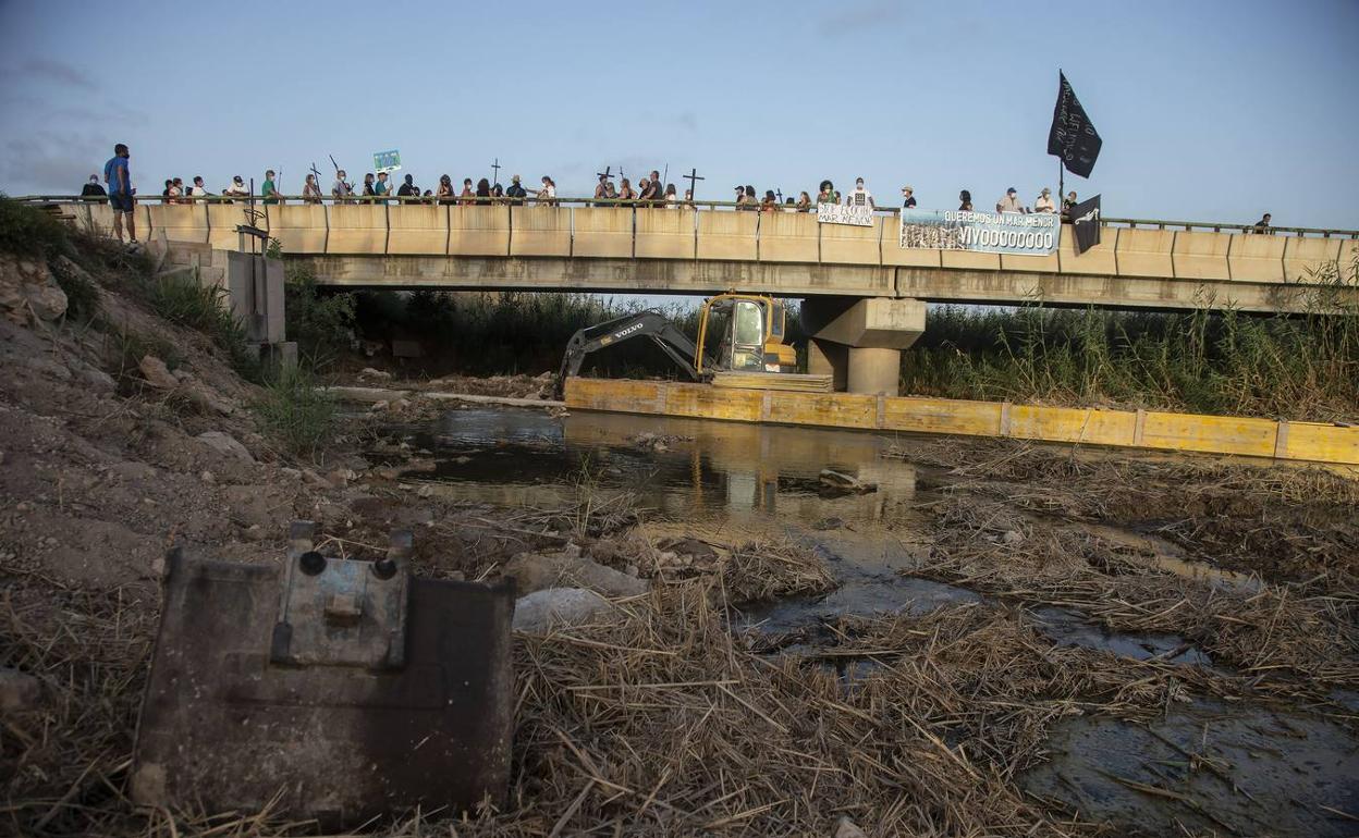 Imagen de archivo de una protesta vecinal en Bahía Bella sobre la rambla del Albujón.