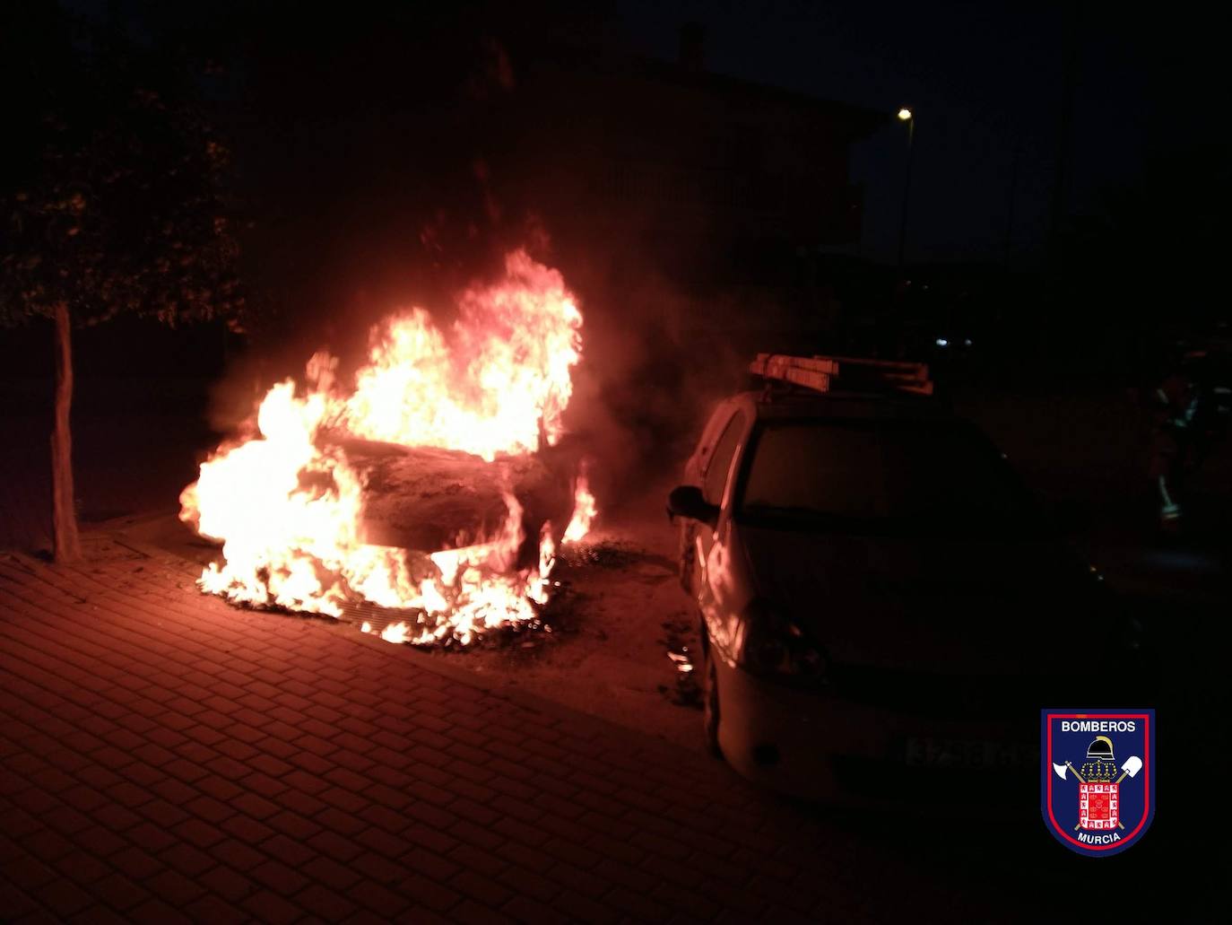 Fotos: Los bomberos apagan seis contenedores y dos coches quemados en Murcia