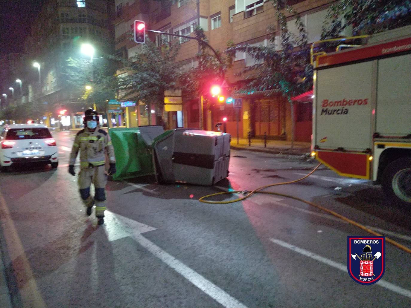Fotos: Los bomberos apagan seis contenedores y dos coches quemados en Murcia