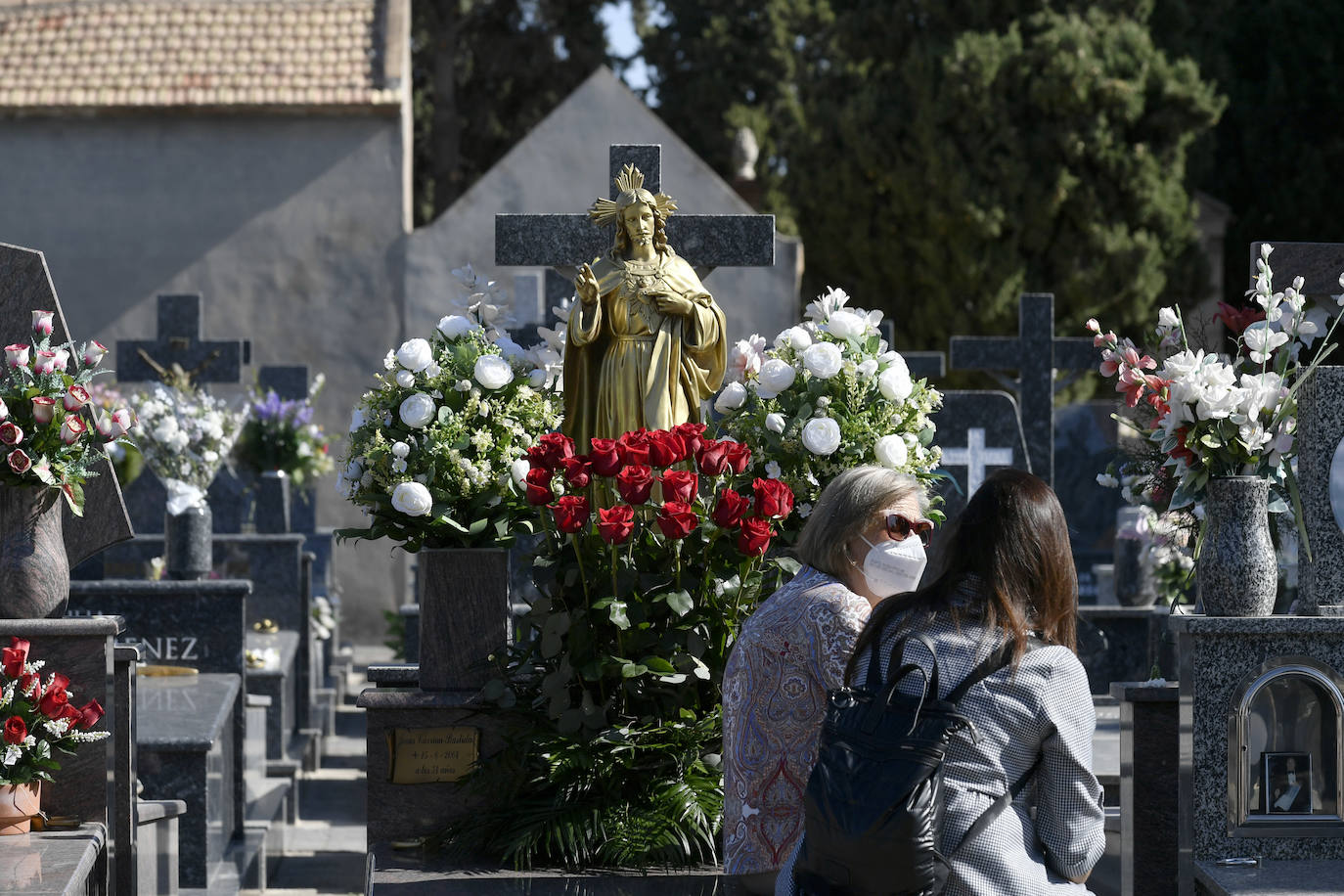 Fotos: El Día de Todos los Santos transcurre con normalidad en el cementerio de Espinardo