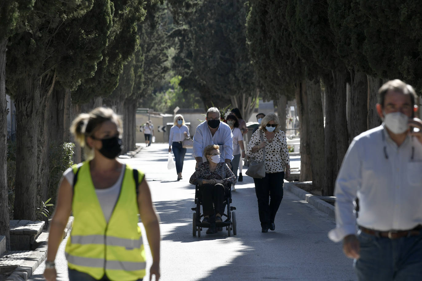 Fotos: El Día de Todos los Santos transcurre con normalidad en el cementerio de Espinardo