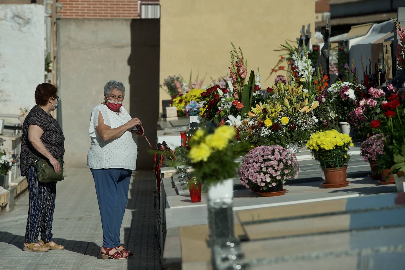 Fotos: Visitas a &#039;cuentagotas&#039; en los cementerios de Murcia