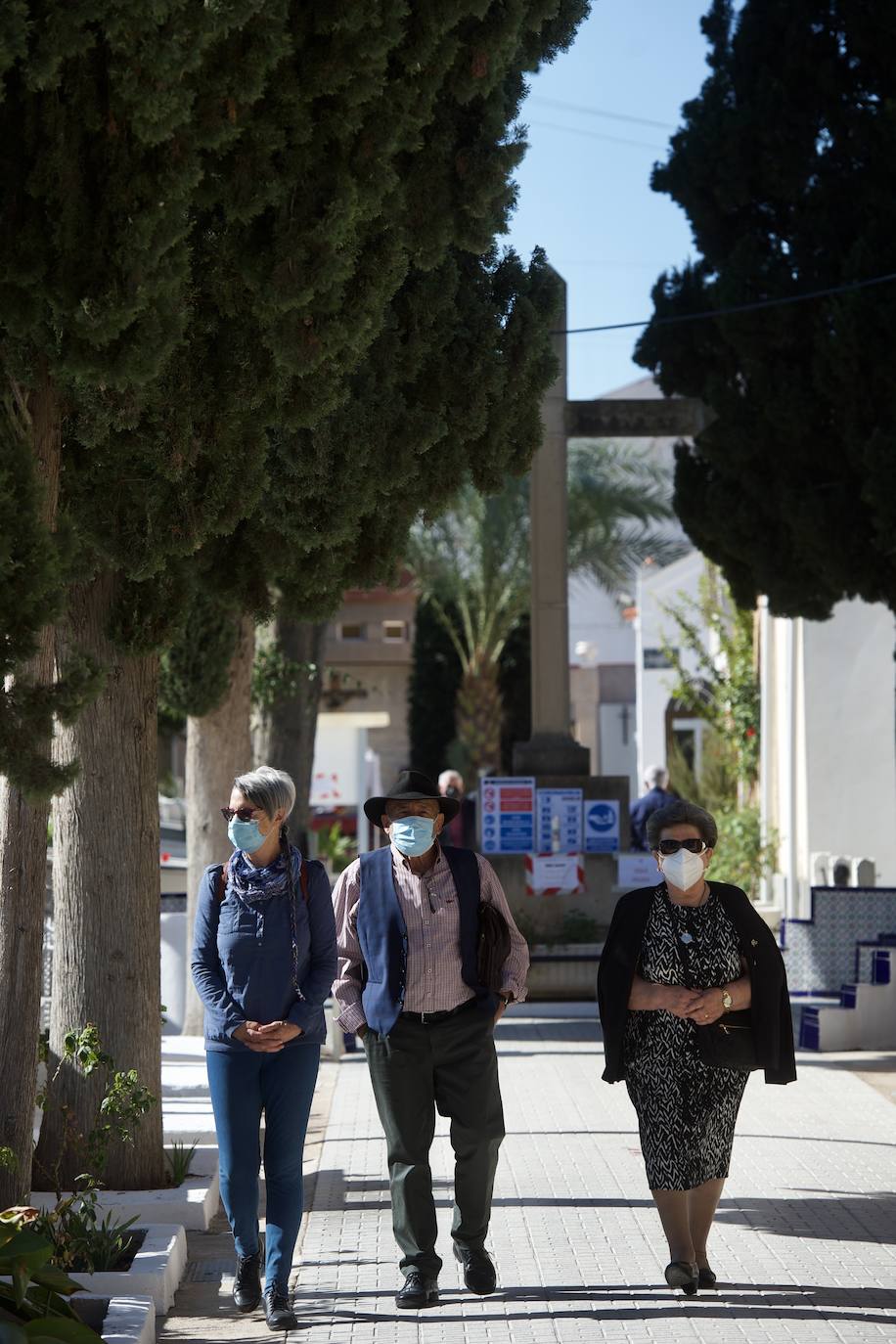 Fotos: Visitas a &#039;cuentagotas&#039; en los cementerios de Murcia