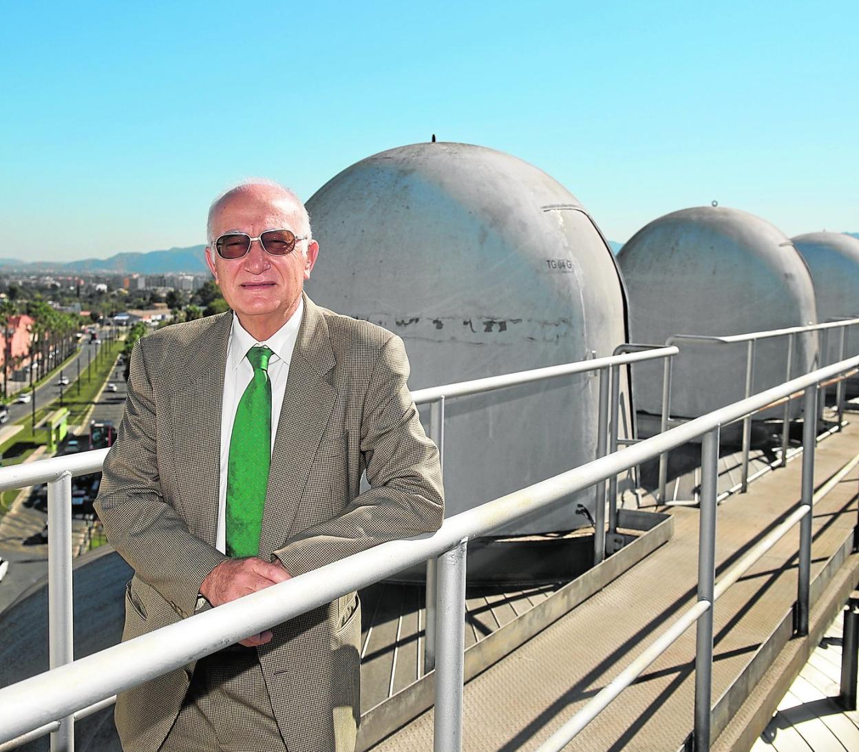 Pedro Marín, director general de Estrella de Levante, en la estructura superior de la fábrica, coronada por los depósitos de almacenaje de la cerveza. 