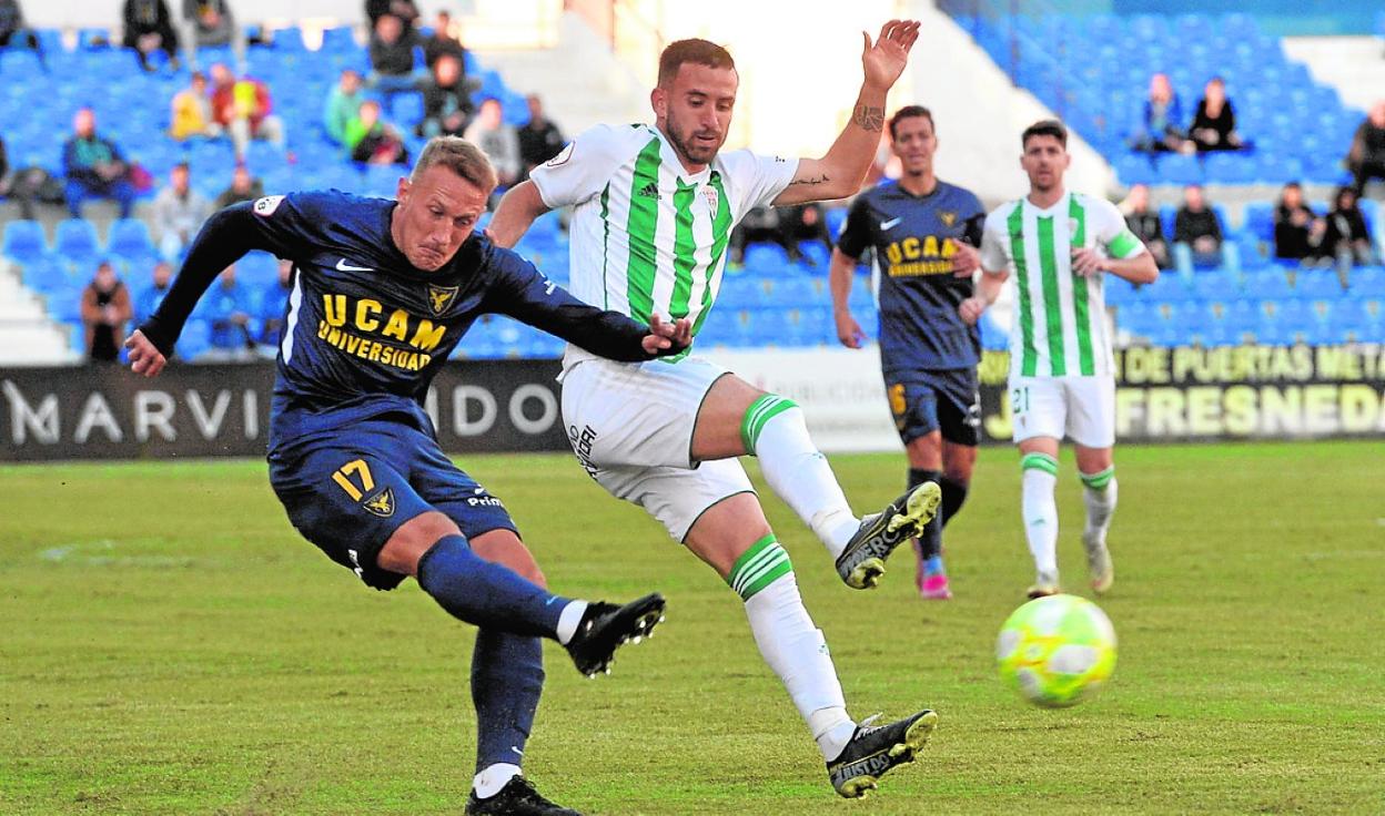 Aketxe, con un defensor del Córdoba, en el duelo entre ambos de la pasada campaña. 