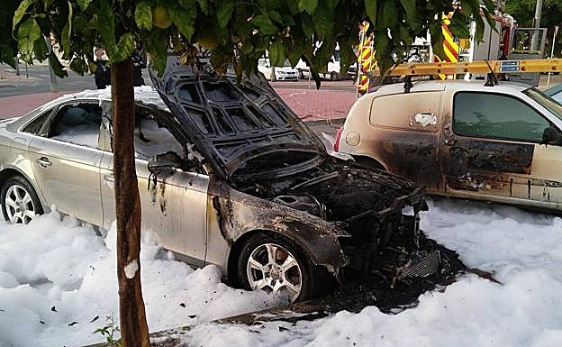 Galería. Uno de los vehículos quemados.