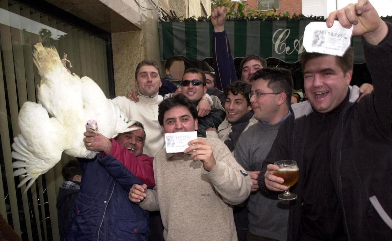 Vecinos de Lorca, agraciados con el primer premio de la Lotería de Navidad en una imagen de archivo de 2001.