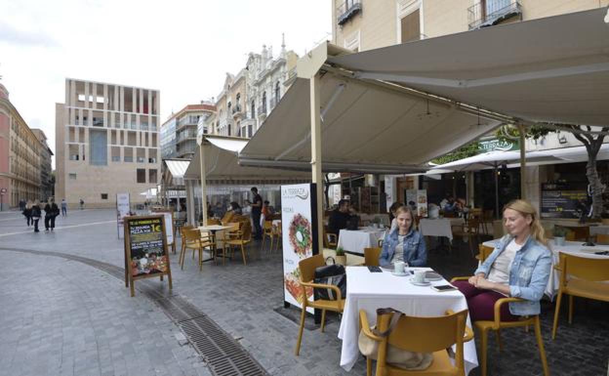 Terraza de un bar en la Plaza de Belluga. 