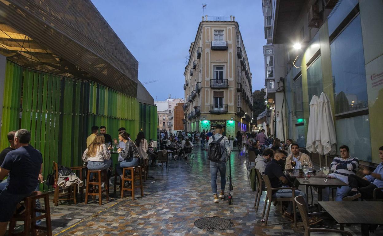 Ambiente en una zona de terrazas de Cartagena, el pasado sábado.