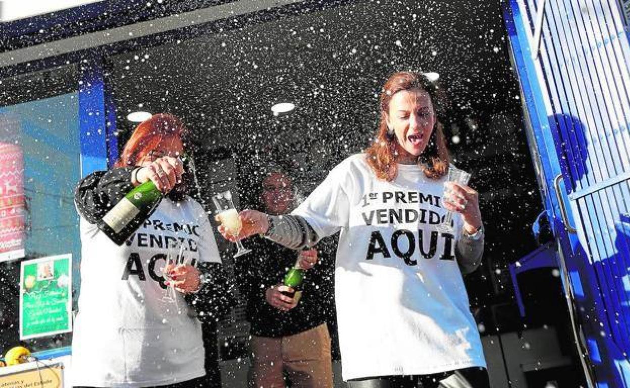 La gerente de la administración de lotería número 1 de Las Torres de Cotillas, Fuensanta Aupí (d), celebrando el primer premio de 2019 junto a una compañera de despacho . 