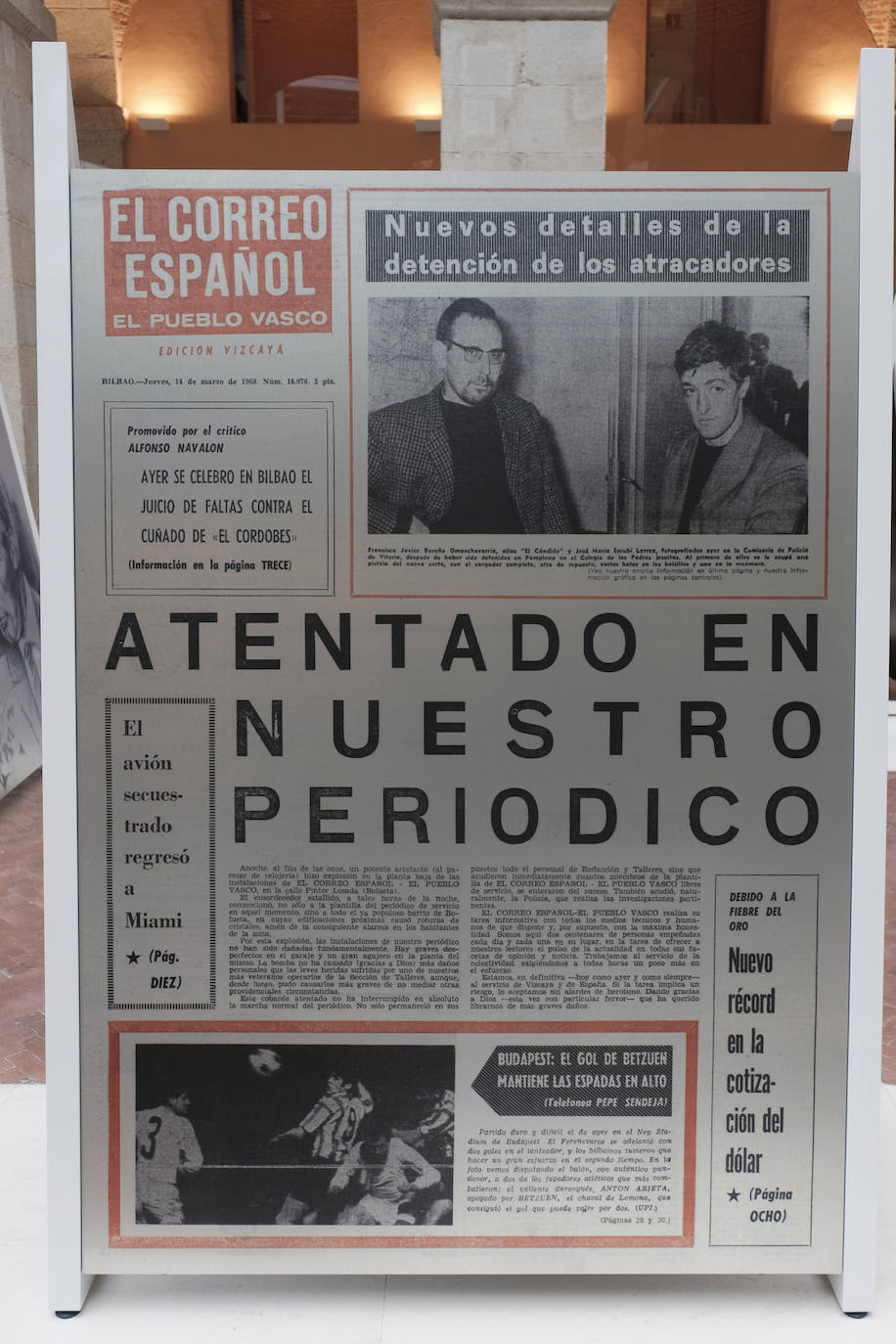 Distintas portadas y noticias que ilustran los paneles, de dos metros de altura, de la exposición de la Real Casa de Correos de Madrid.