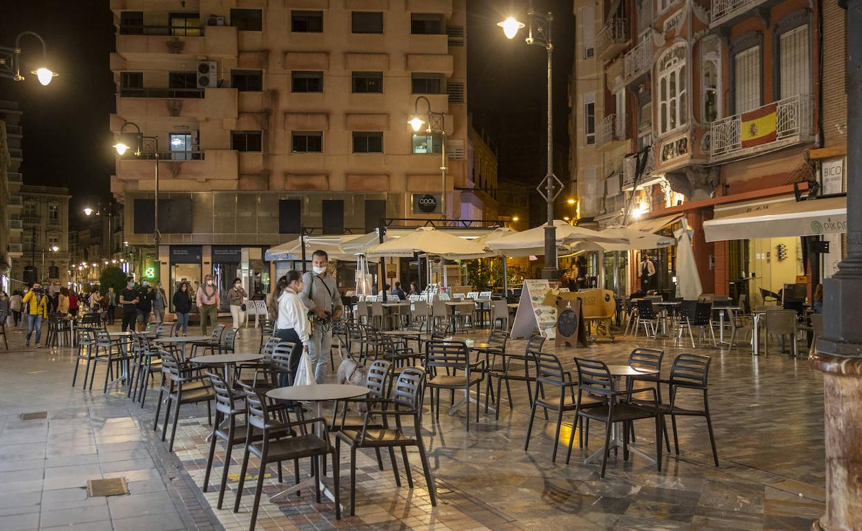 Una terraza de un bar de Cartagena, casi vacía, este miércoles.