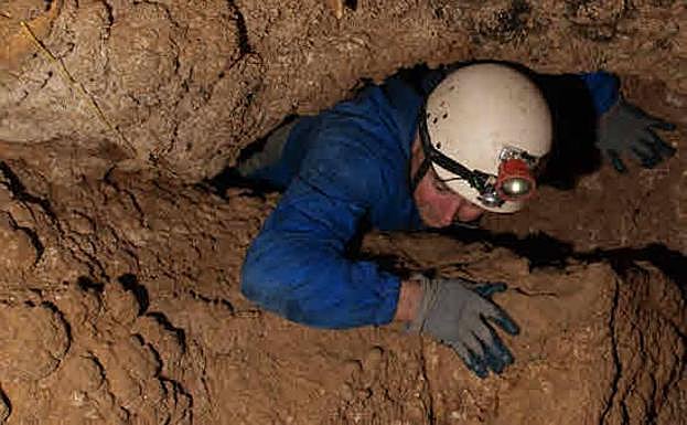 El autor del reportaje (sí, ¡yo!), encajado en uno de los pasos más estrechos entre salas de la Sima de la Higuera.