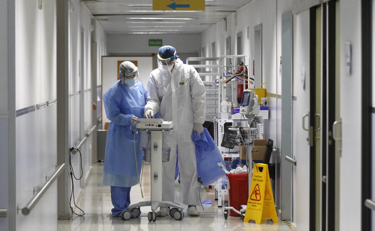 Sanitarios del hospital Reina Sofía, este jueves. 