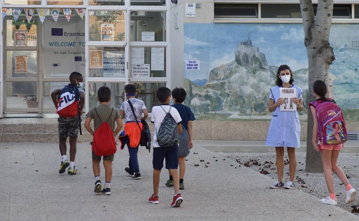 Varios alumnos entran a un colegio de Murcia, en una imagen de archivo.