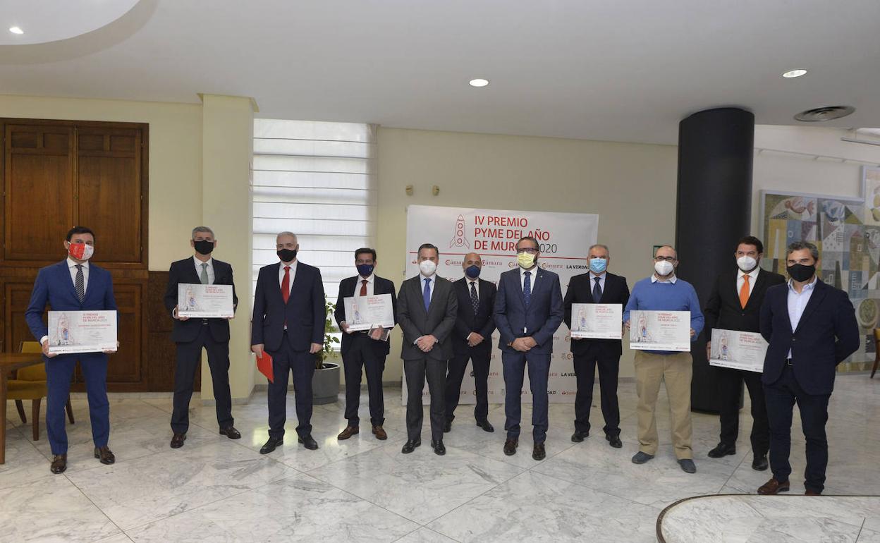 Premiados y autoridades en la foto de familia posterior a la entrega de las distinciones. 