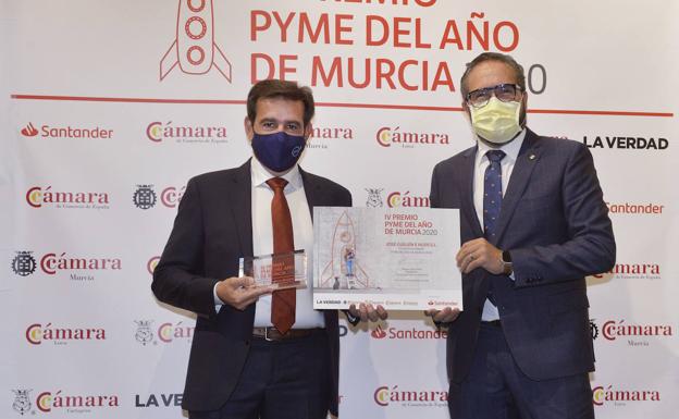 El presidente de la Cámara de Comercio, Miguel López Abad entrega el premio Pyme del Año de Murcia a JGH Logística. 