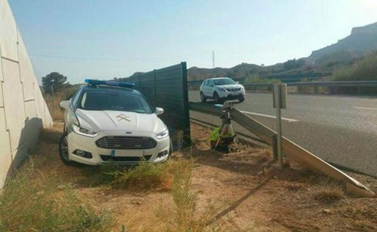 Un radar móvil oculto de la DGT en una foto de archivo.