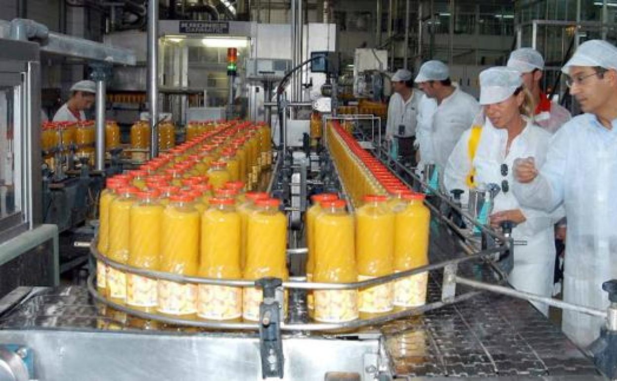 Empleados de una empresa de zumos. 