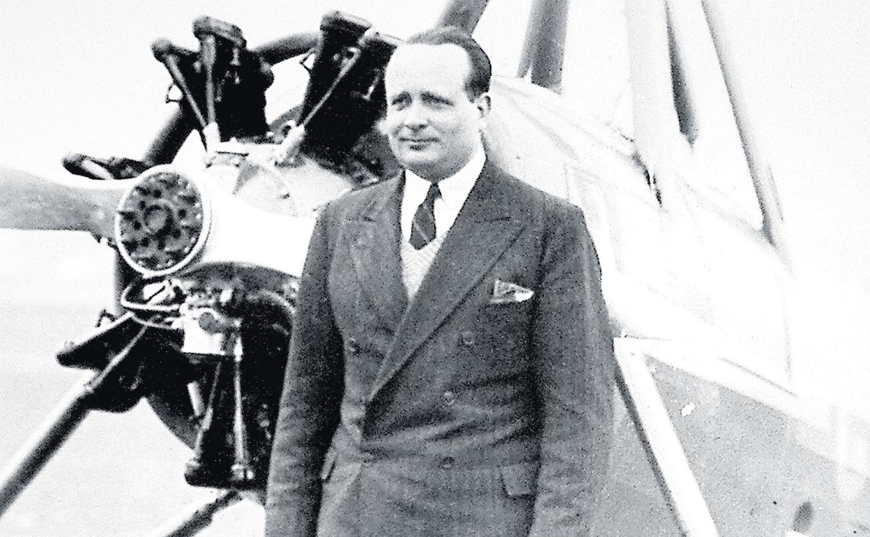 Foto del murciano Juan de la Cierva y su invento, el célebre autogiro.