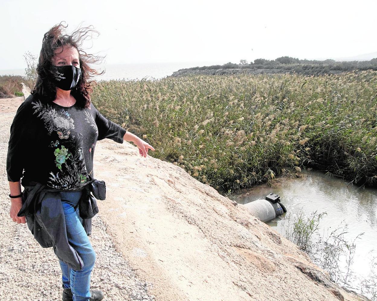 Mercedes Aparicio, vecina de Bahía Bella, muestra una tubería en la rambla del Albujón. 
